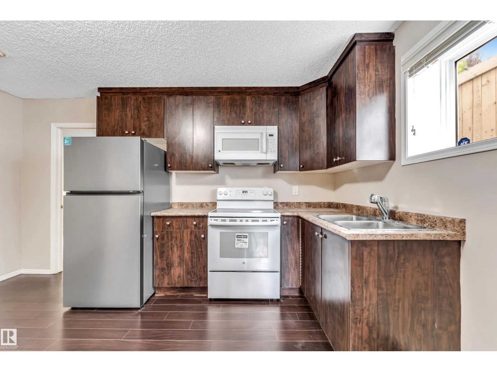 3320 27 AV NW
