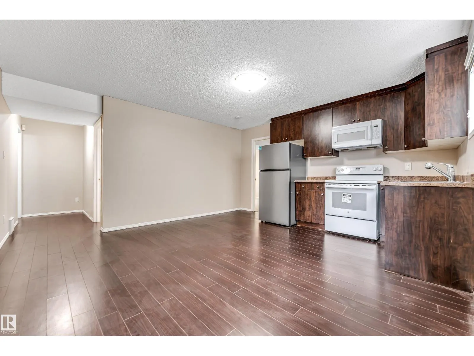 3320 27 AV NW