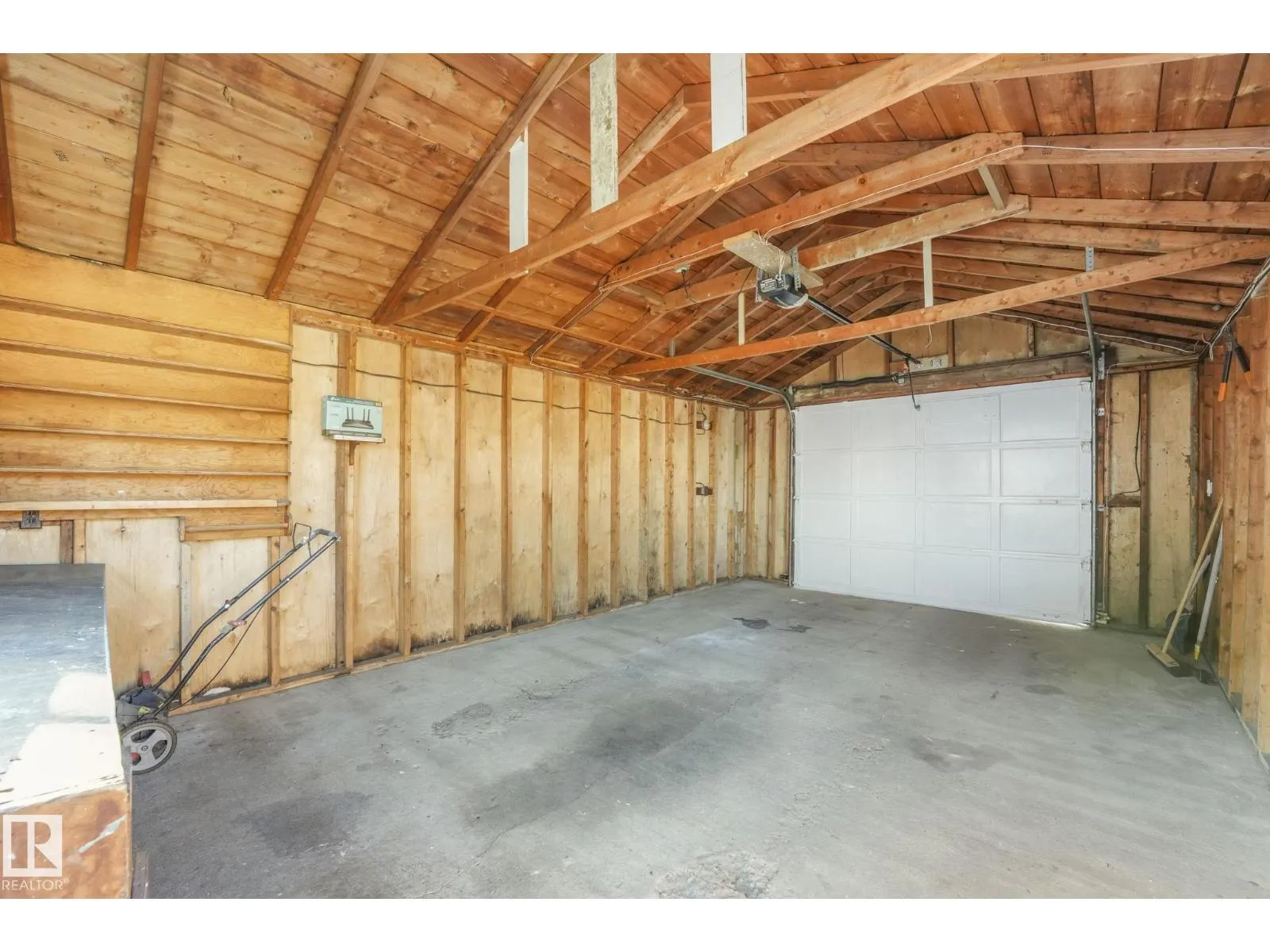 10622 61 AV NW