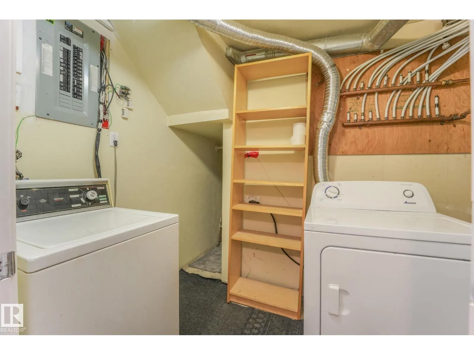 10622 61 AV NW
