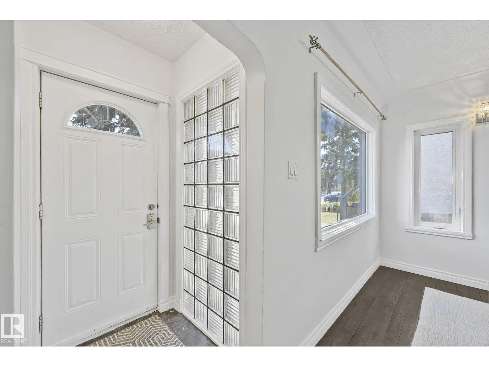 10622 61 AV NW