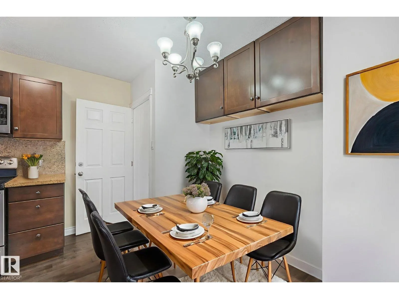 10622 61 AV NW