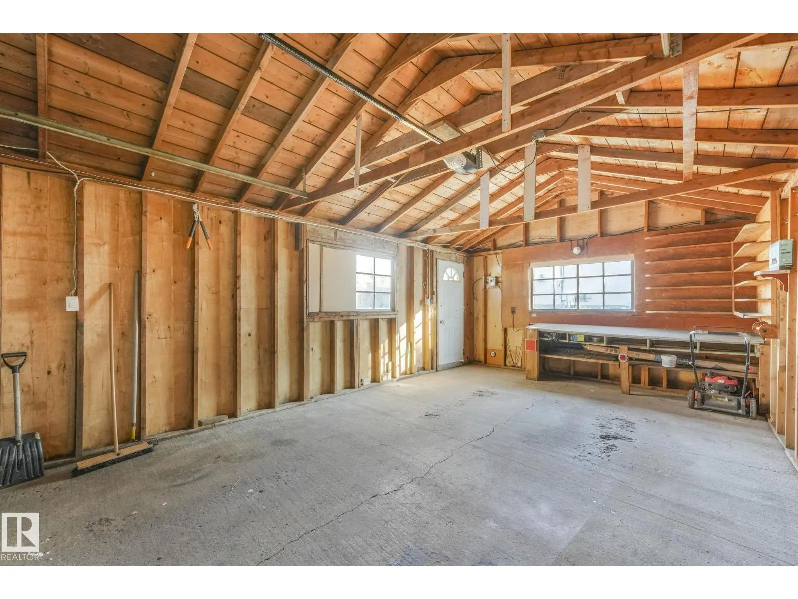 10622 61 AV NW