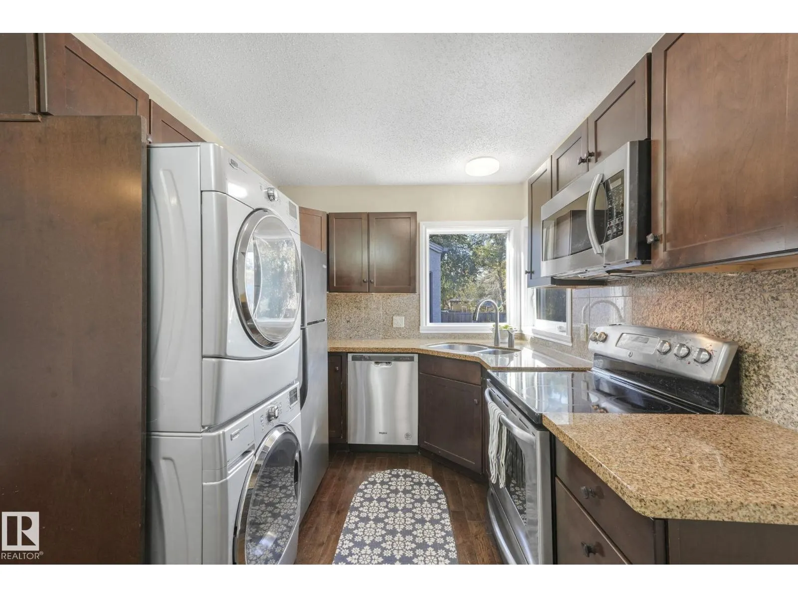 10622 61 AV NW