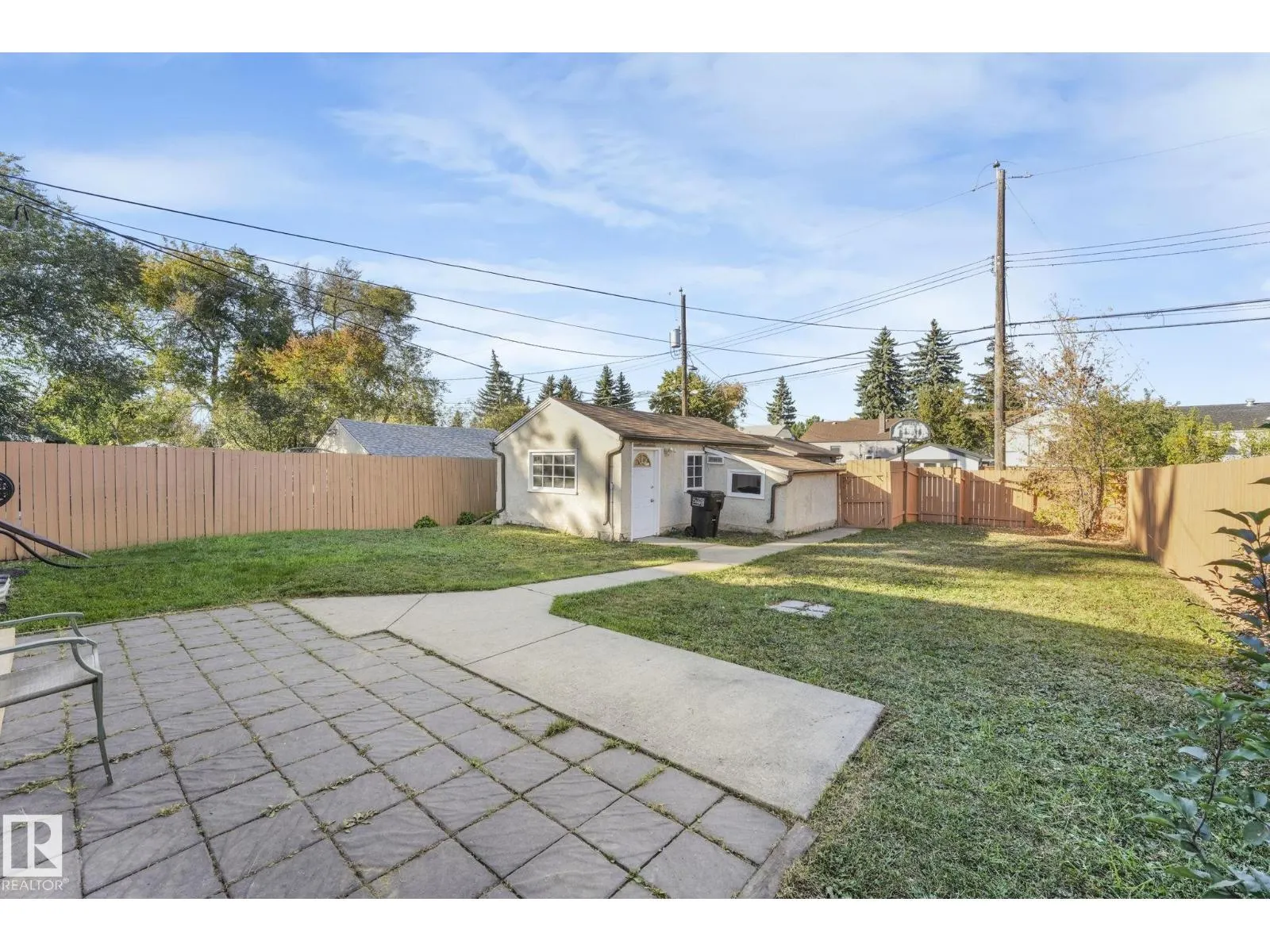 10622 61 AV NW