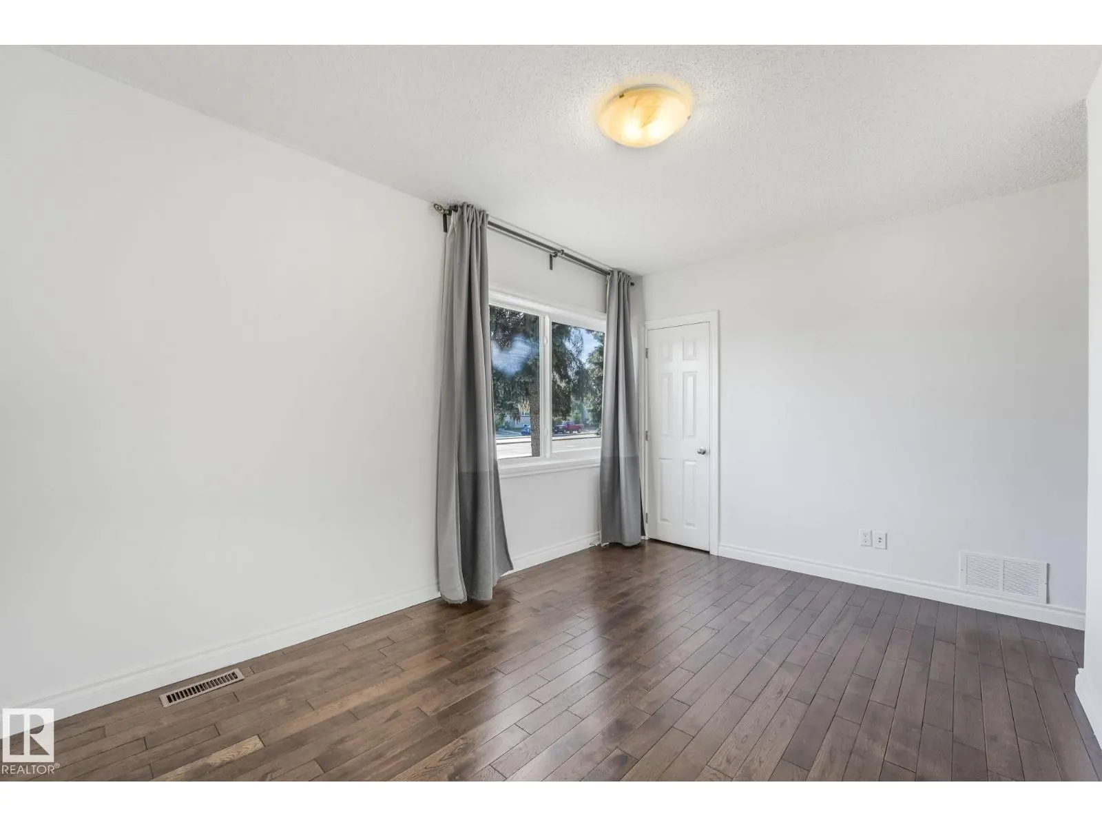 10622 61 AV NW