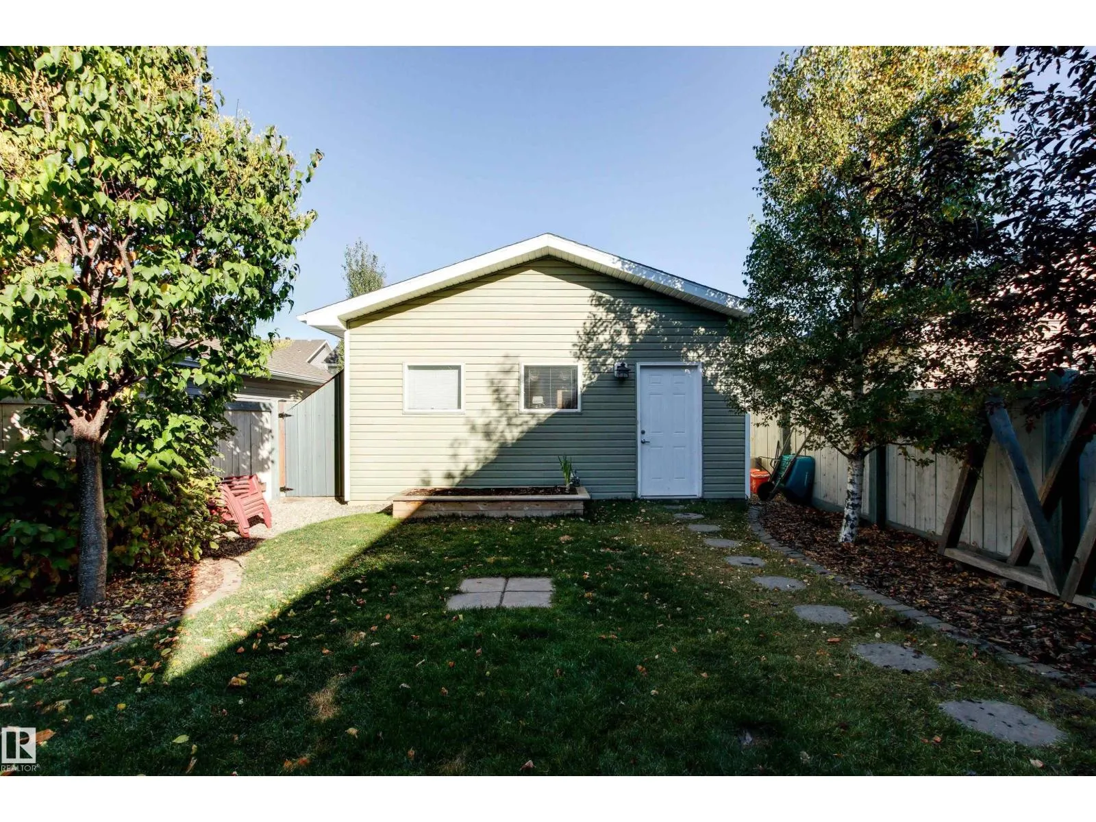 6940 22 AV SW