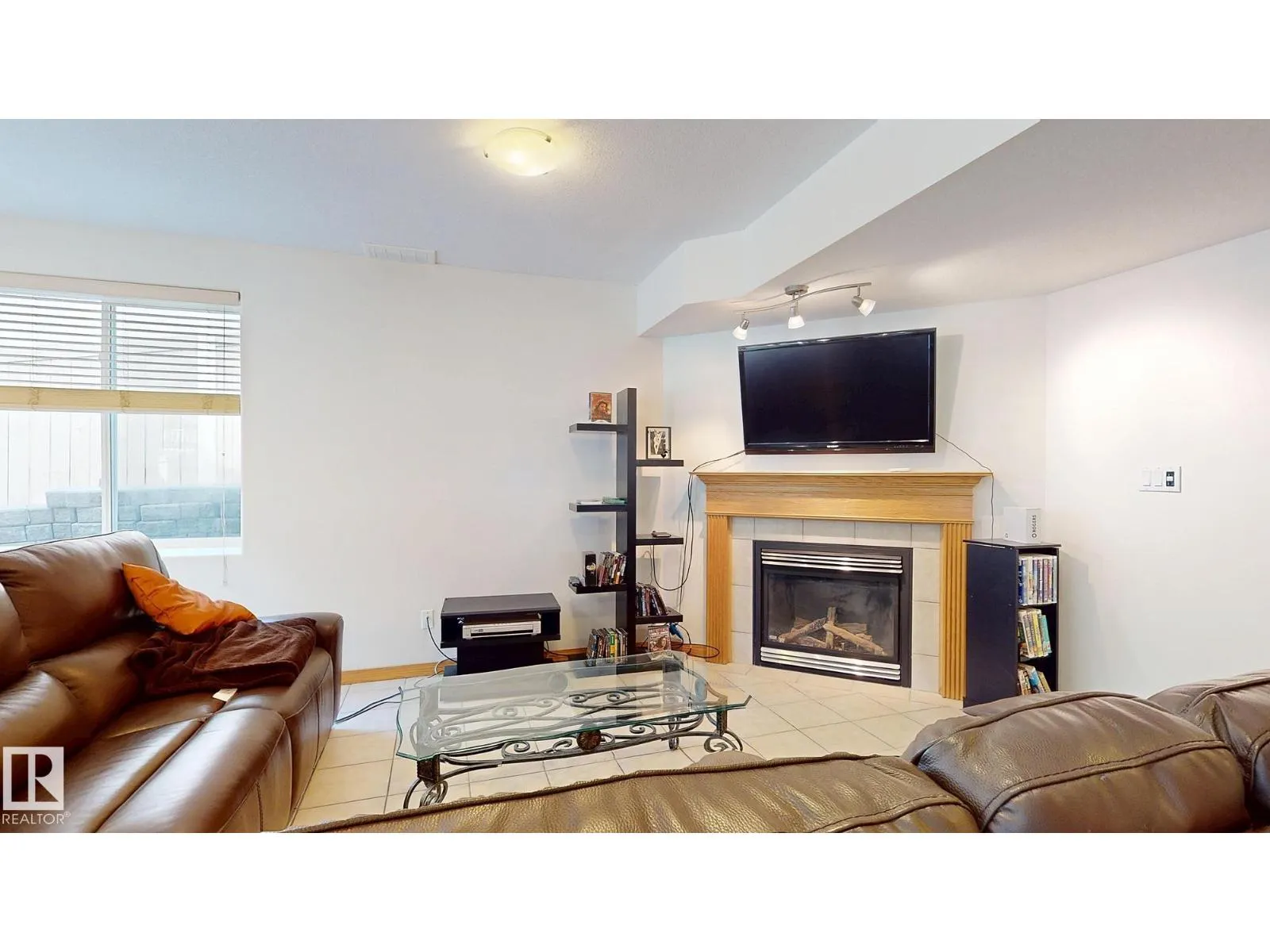 7 KINGSBURY CR