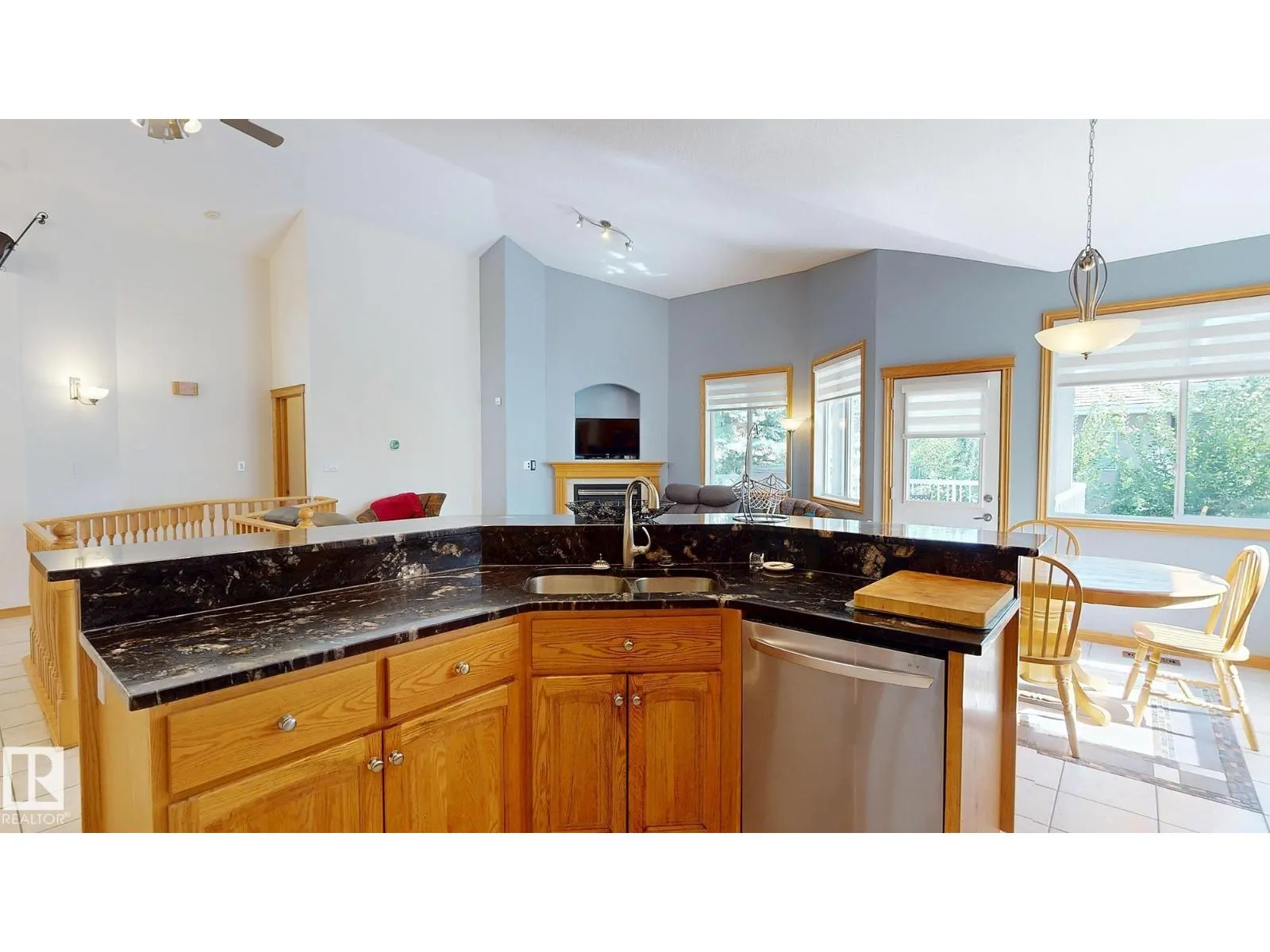 7 KINGSBURY CR