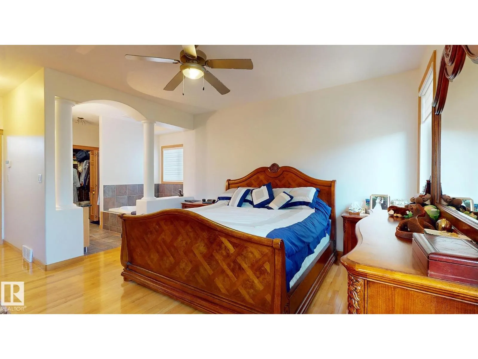 7 KINGSBURY CR