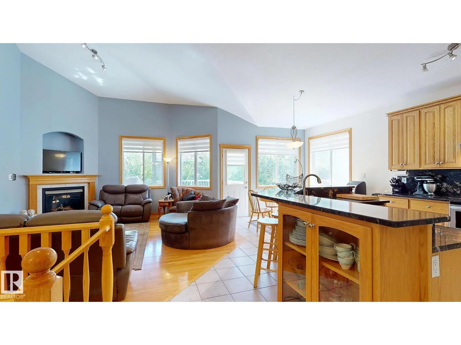 7 KINGSBURY CR