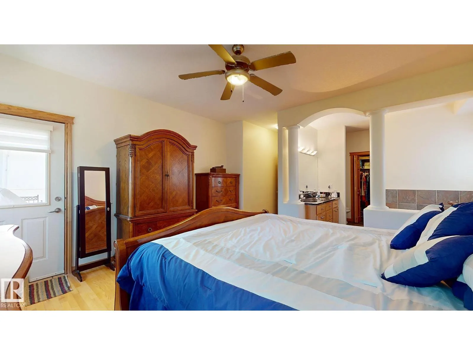7 KINGSBURY CR