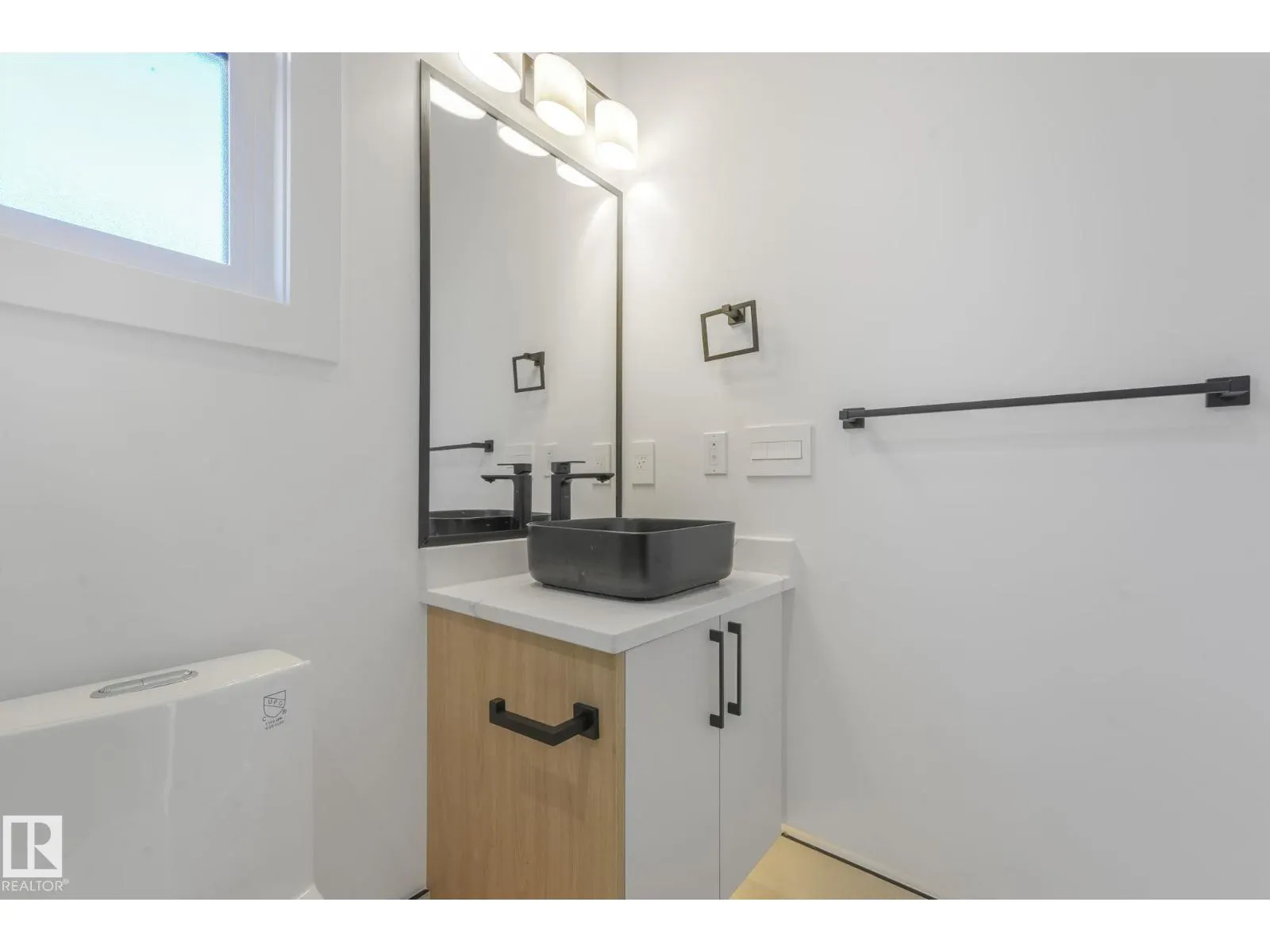 9605 142 ST NW