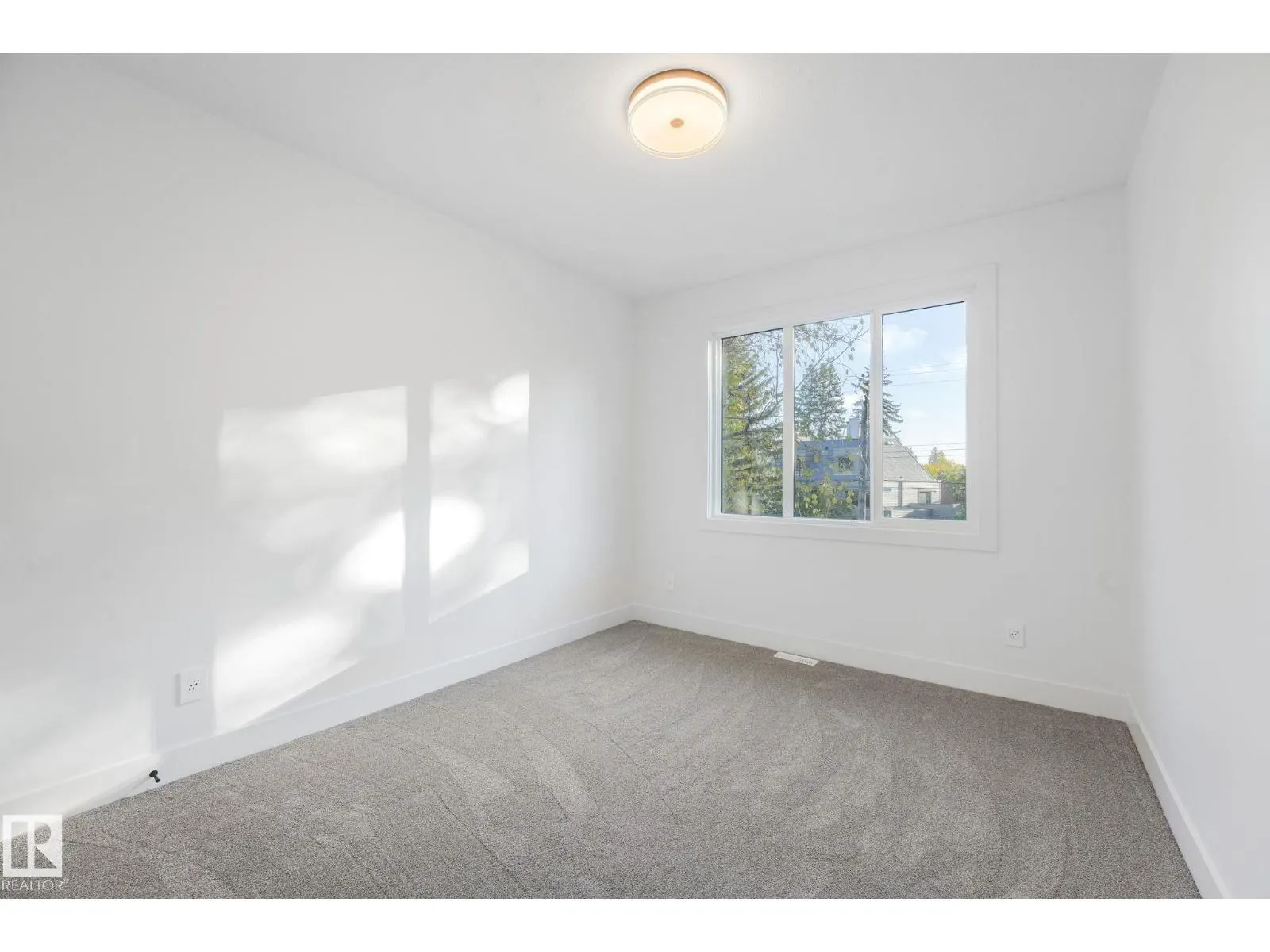 9605 142 ST NW