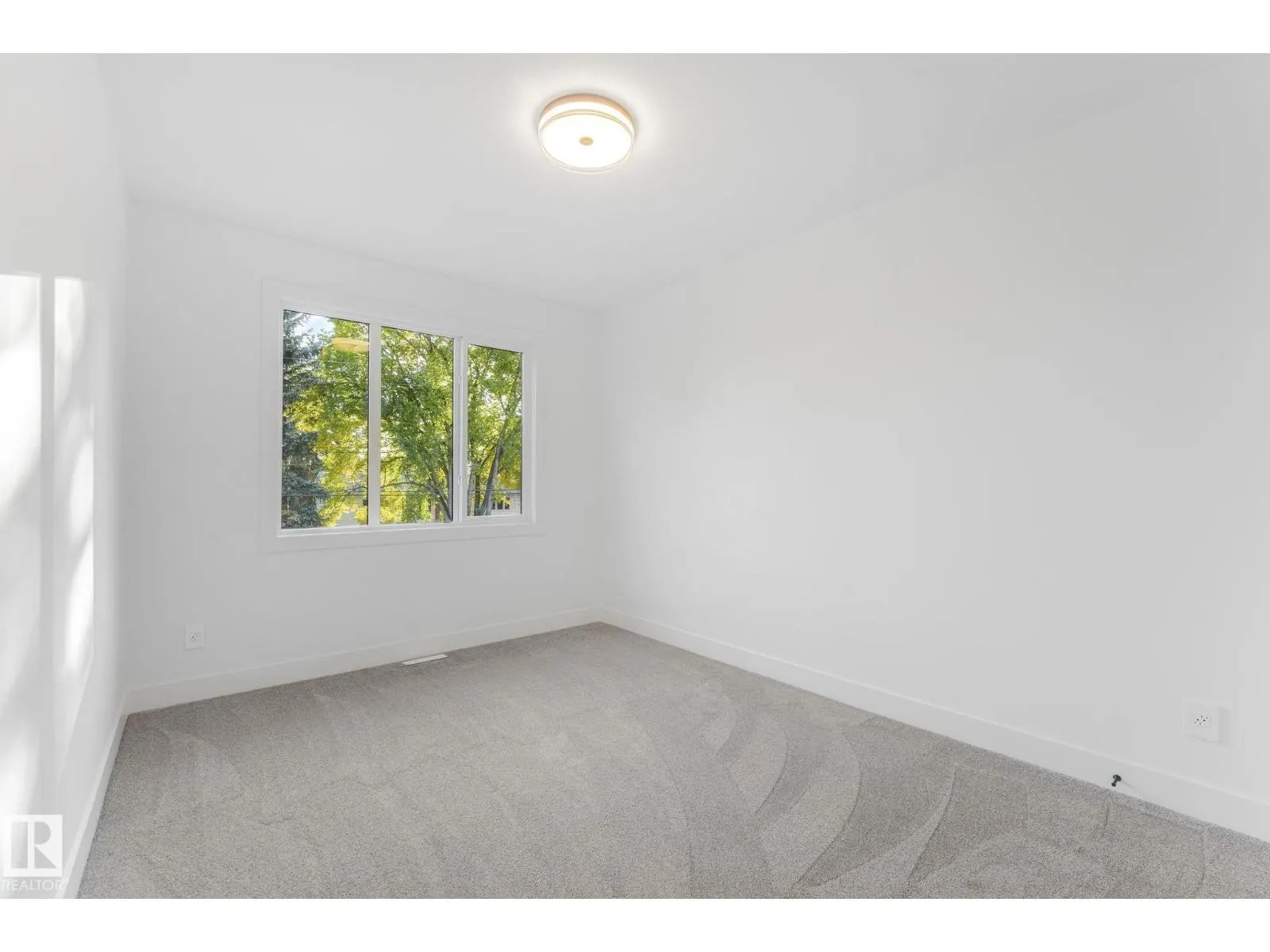 9605 142 ST NW