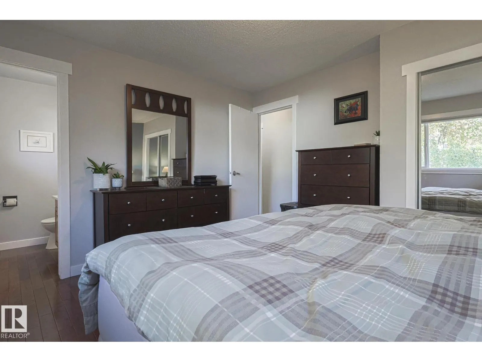 106 FOREST DR
