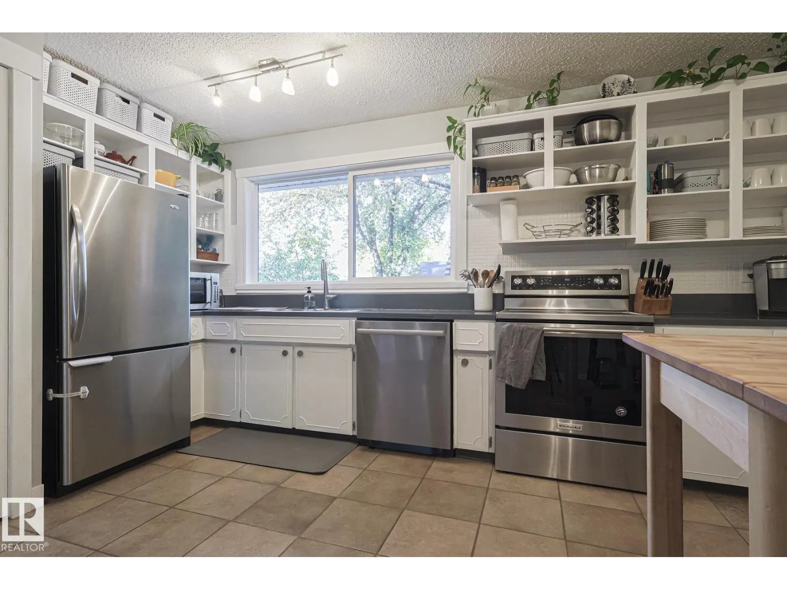 106 FOREST DR