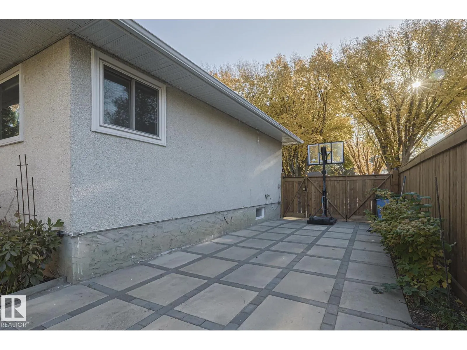 106 FOREST DR