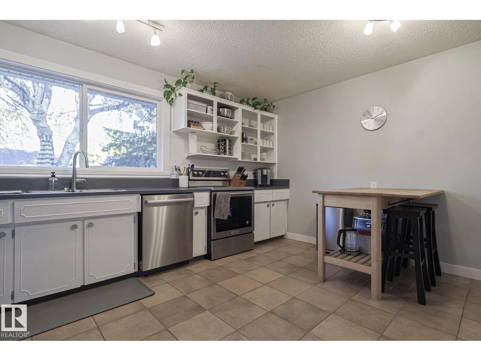 106 FOREST DR