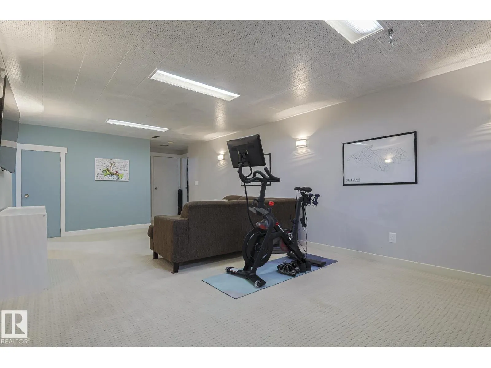 106 FOREST DR