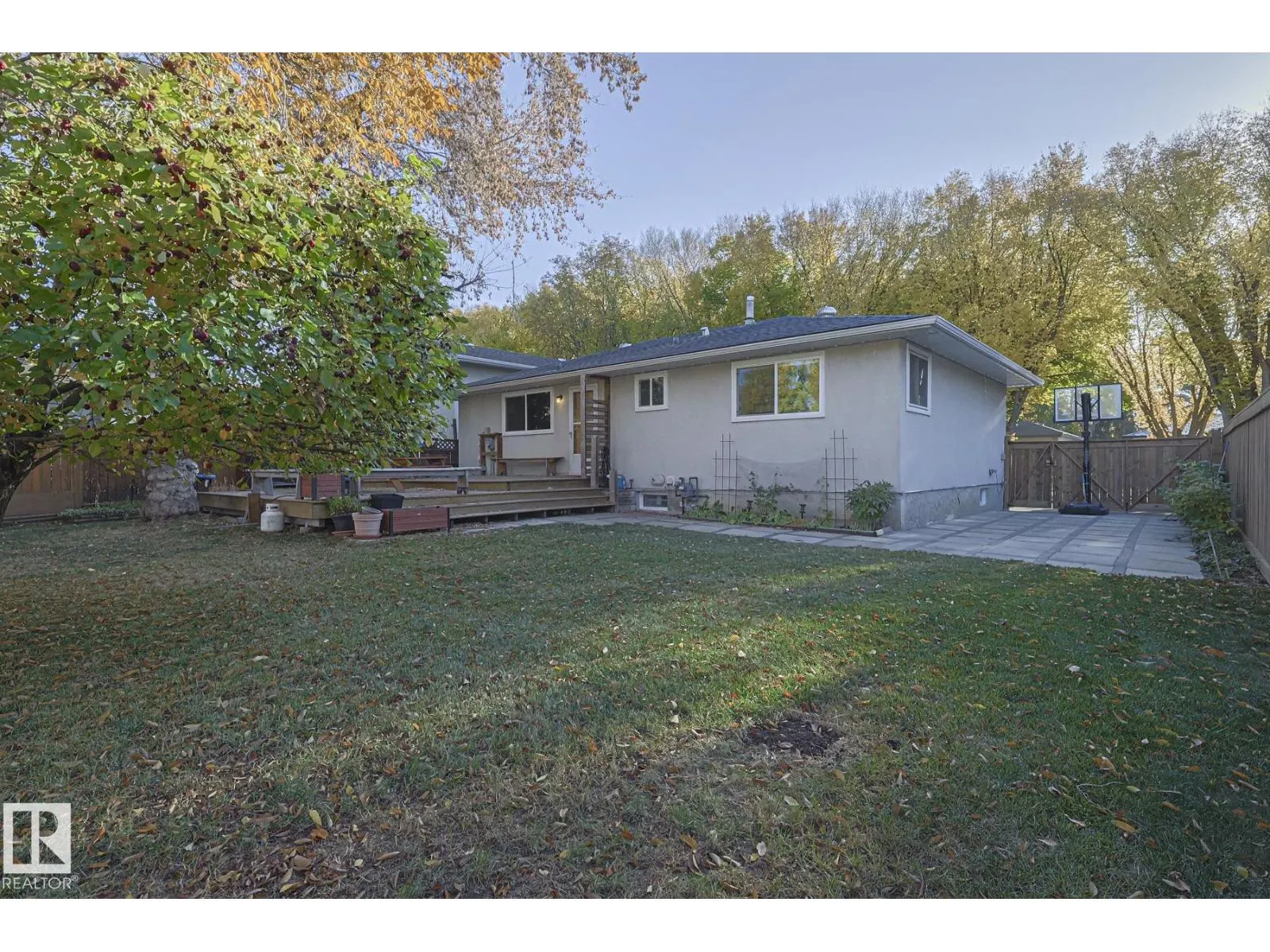 106 FOREST DR
