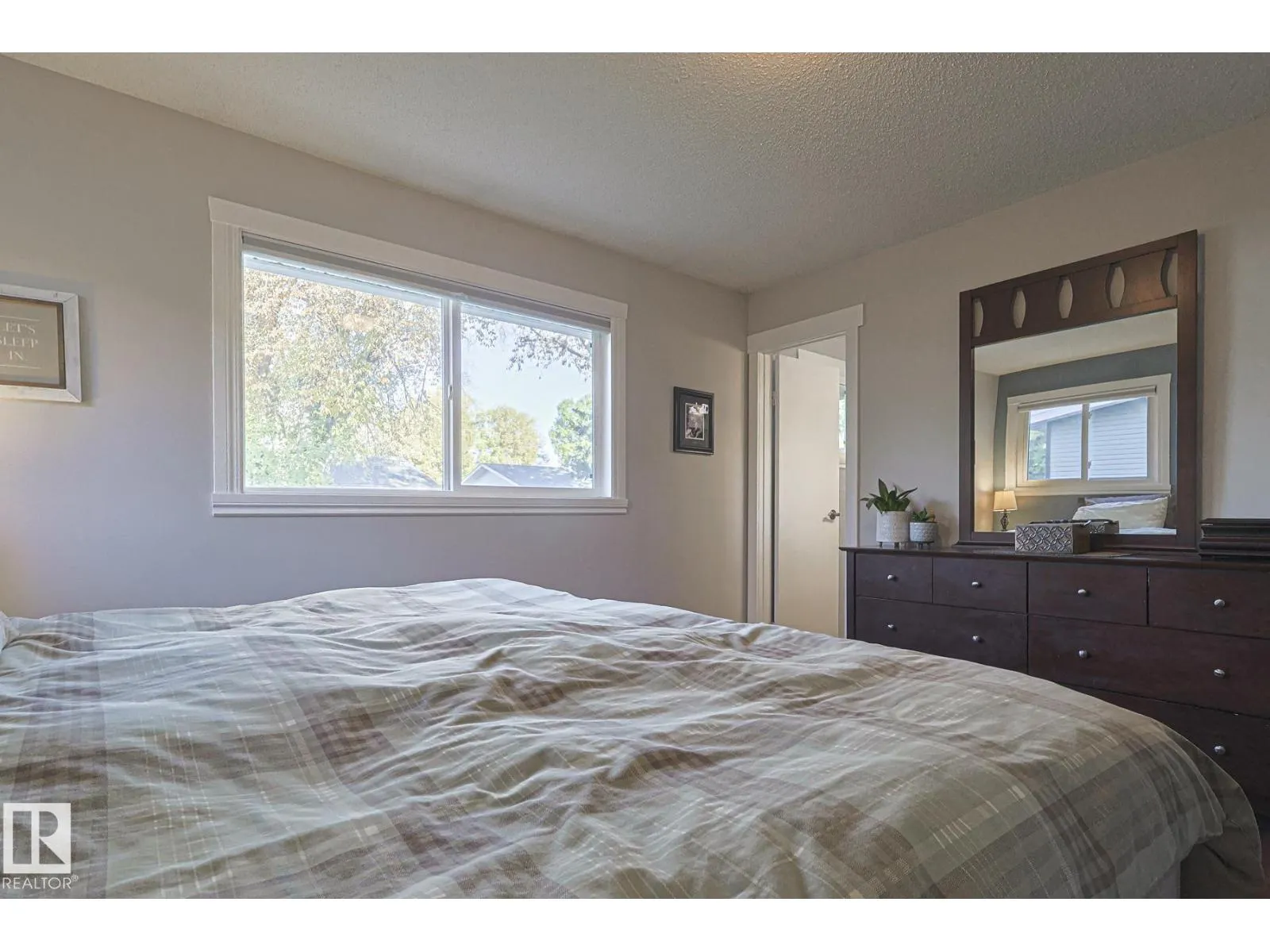 106 FOREST DR