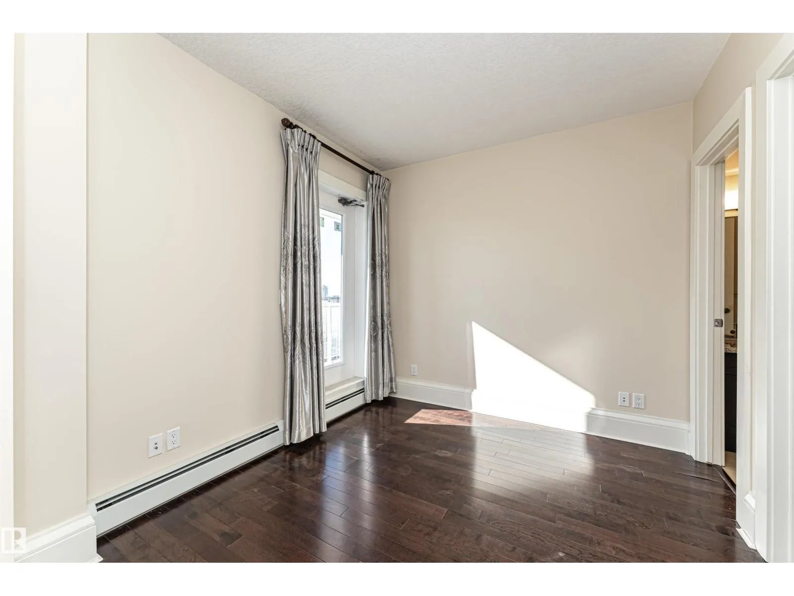 #1804 10136 104 ST NW