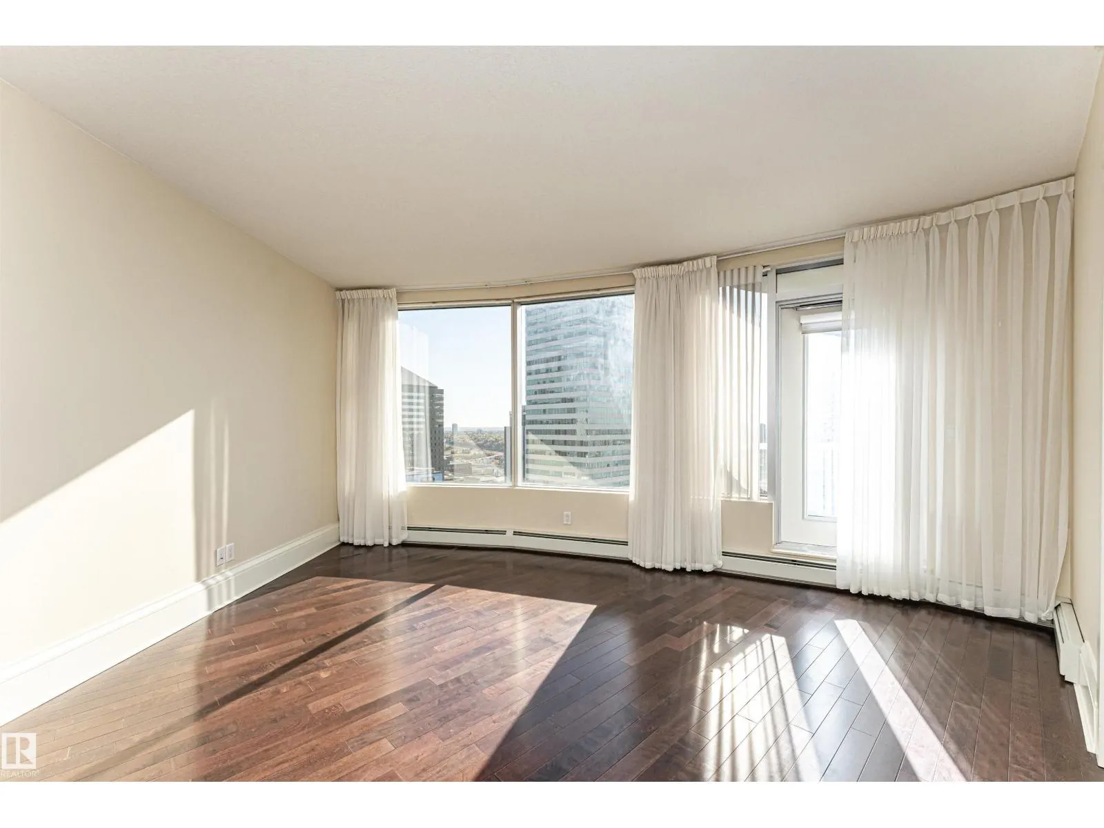 #1804 10136 104 ST NW