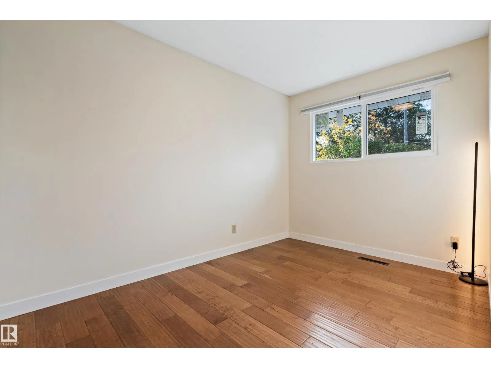 7203 93 AV NW