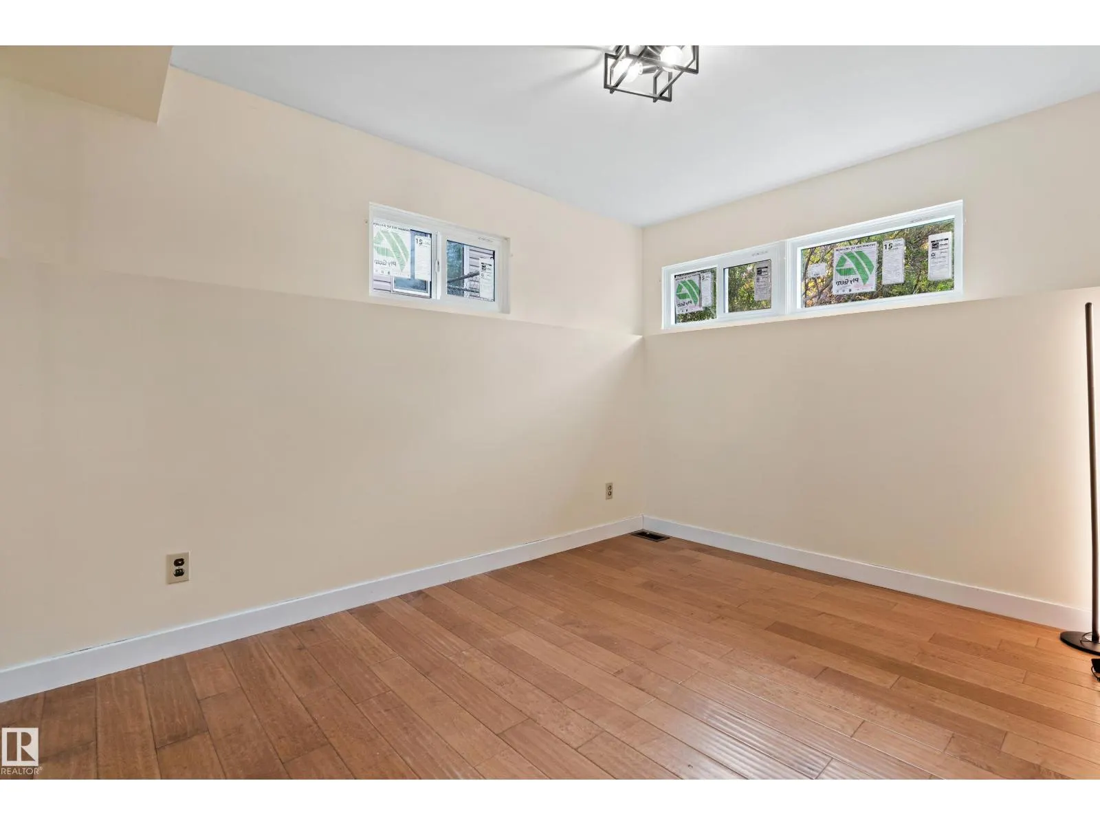 7203 93 AV NW