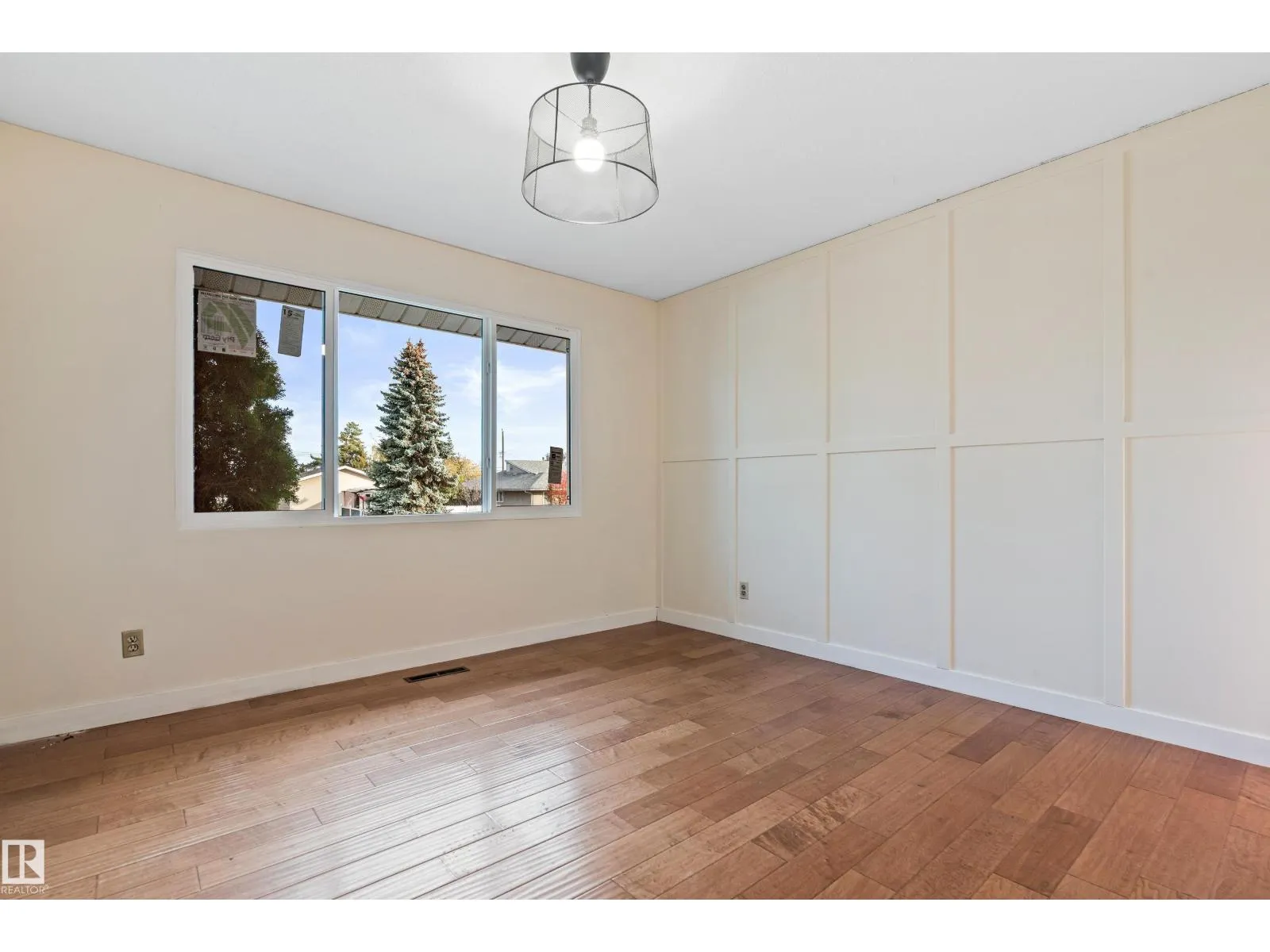 7203 93 AV NW