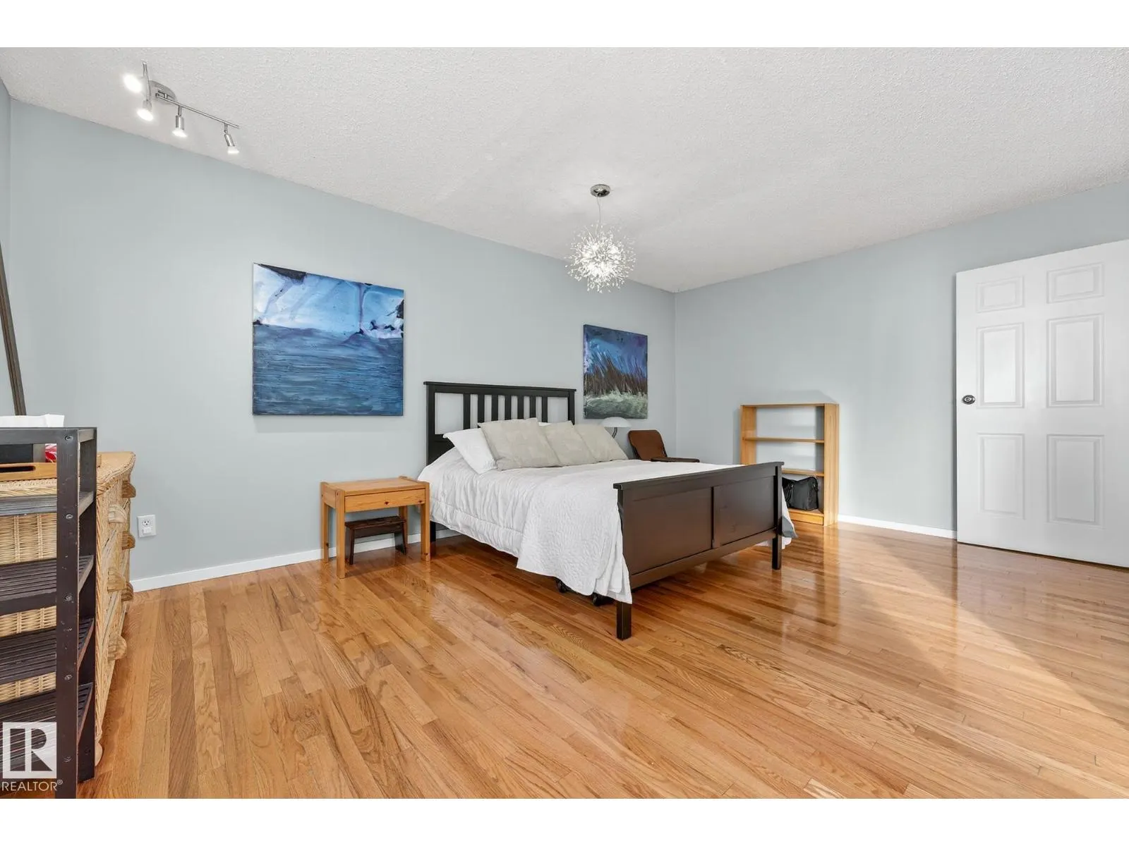 6039 40 AV NW