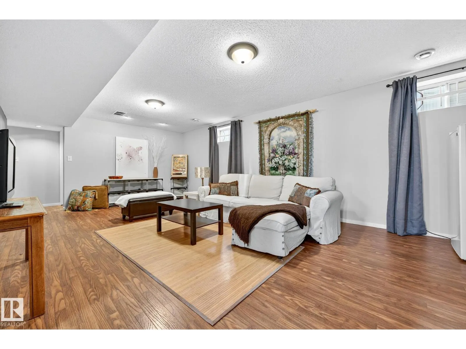 6039 40 AV NW