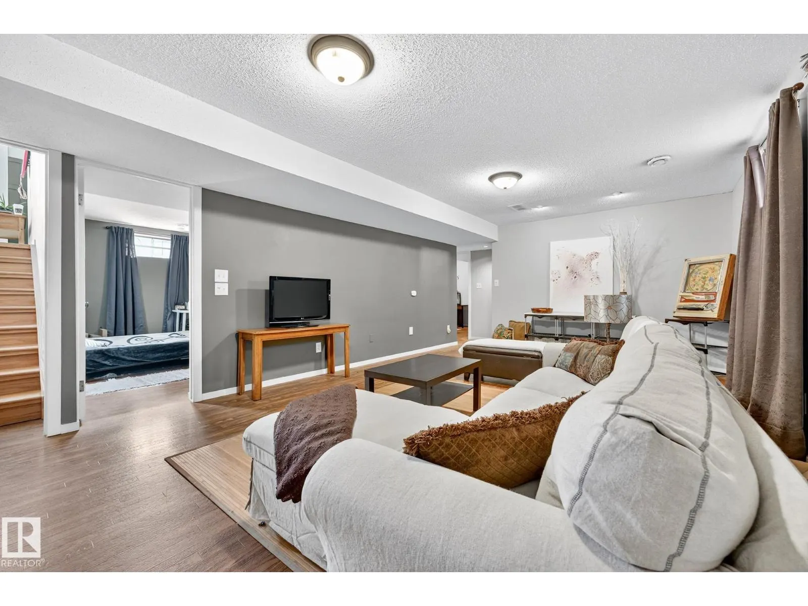 6039 40 AV NW