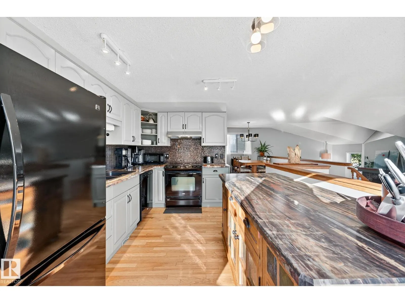 6039 40 AV NW