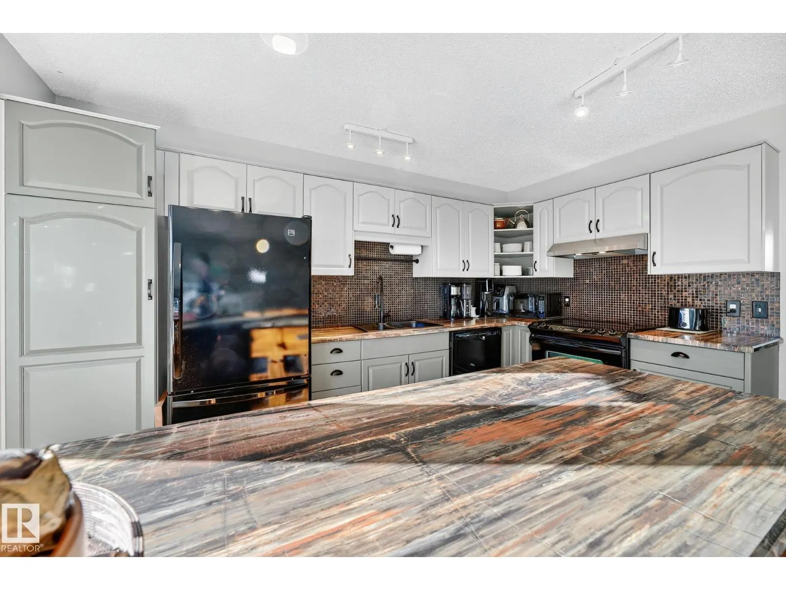 6039 40 AV NW