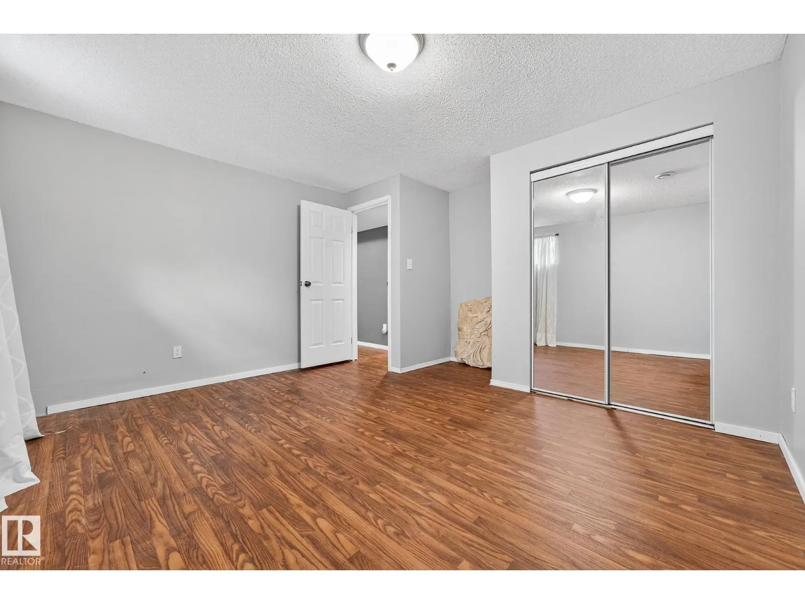 6039 40 AV NW