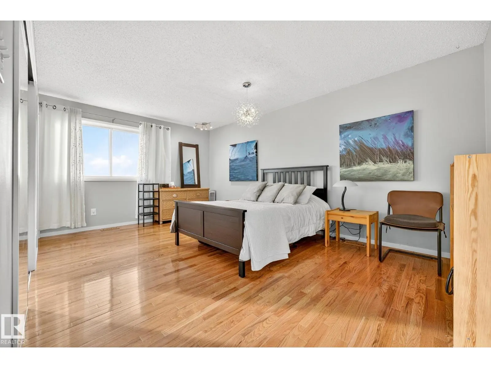 6039 40 AV NW