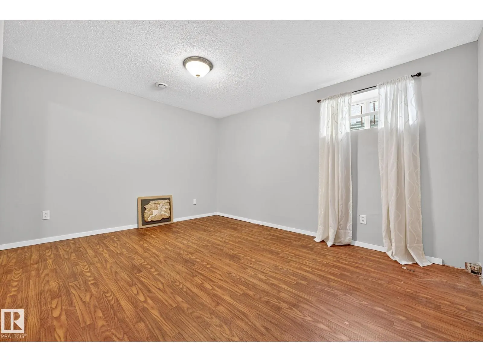 6039 40 AV NW