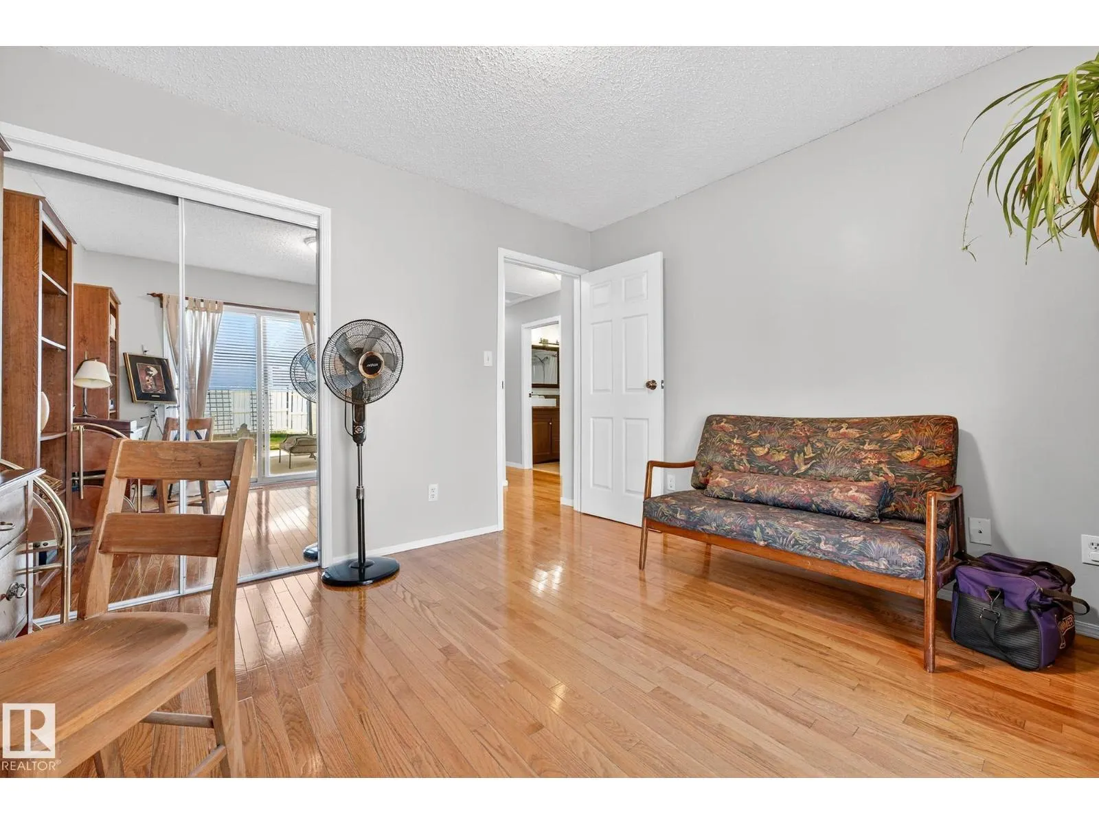 6039 40 AV NW