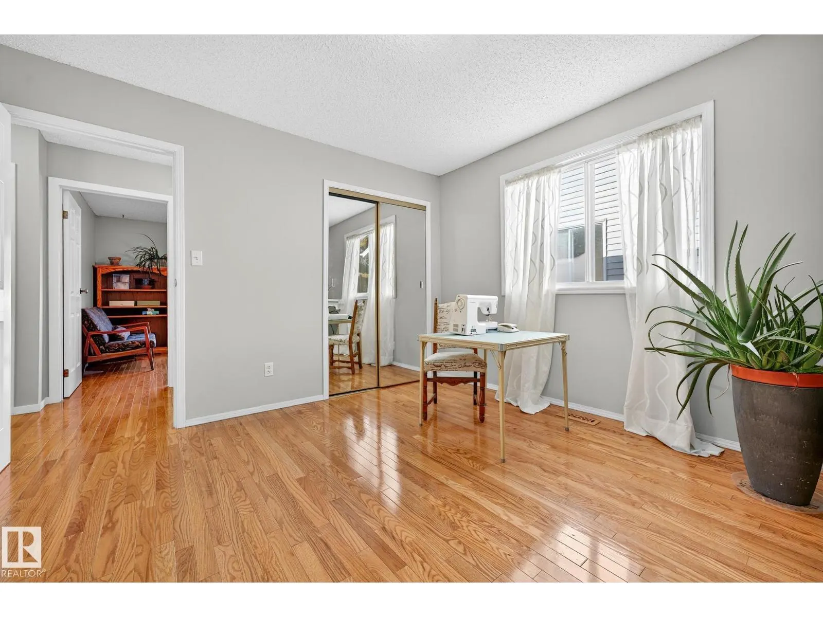 6039 40 AV NW