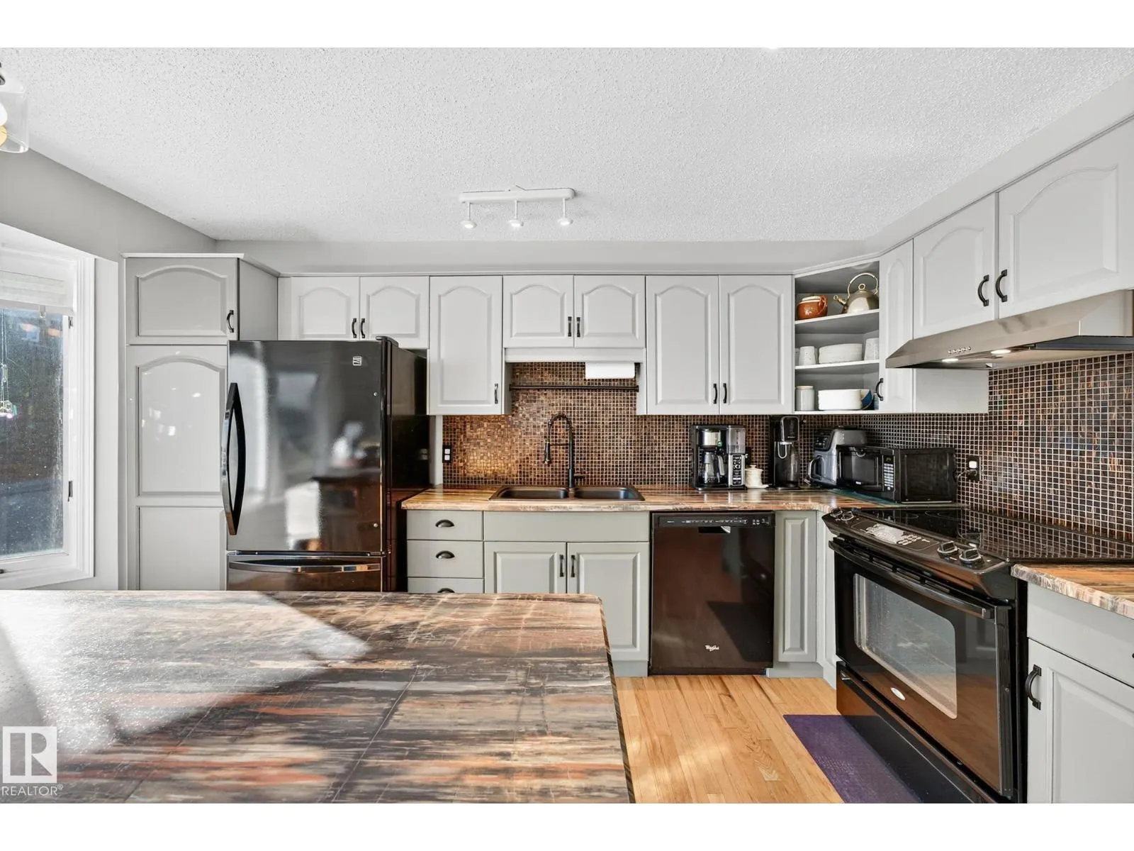 6039 40 AV NW