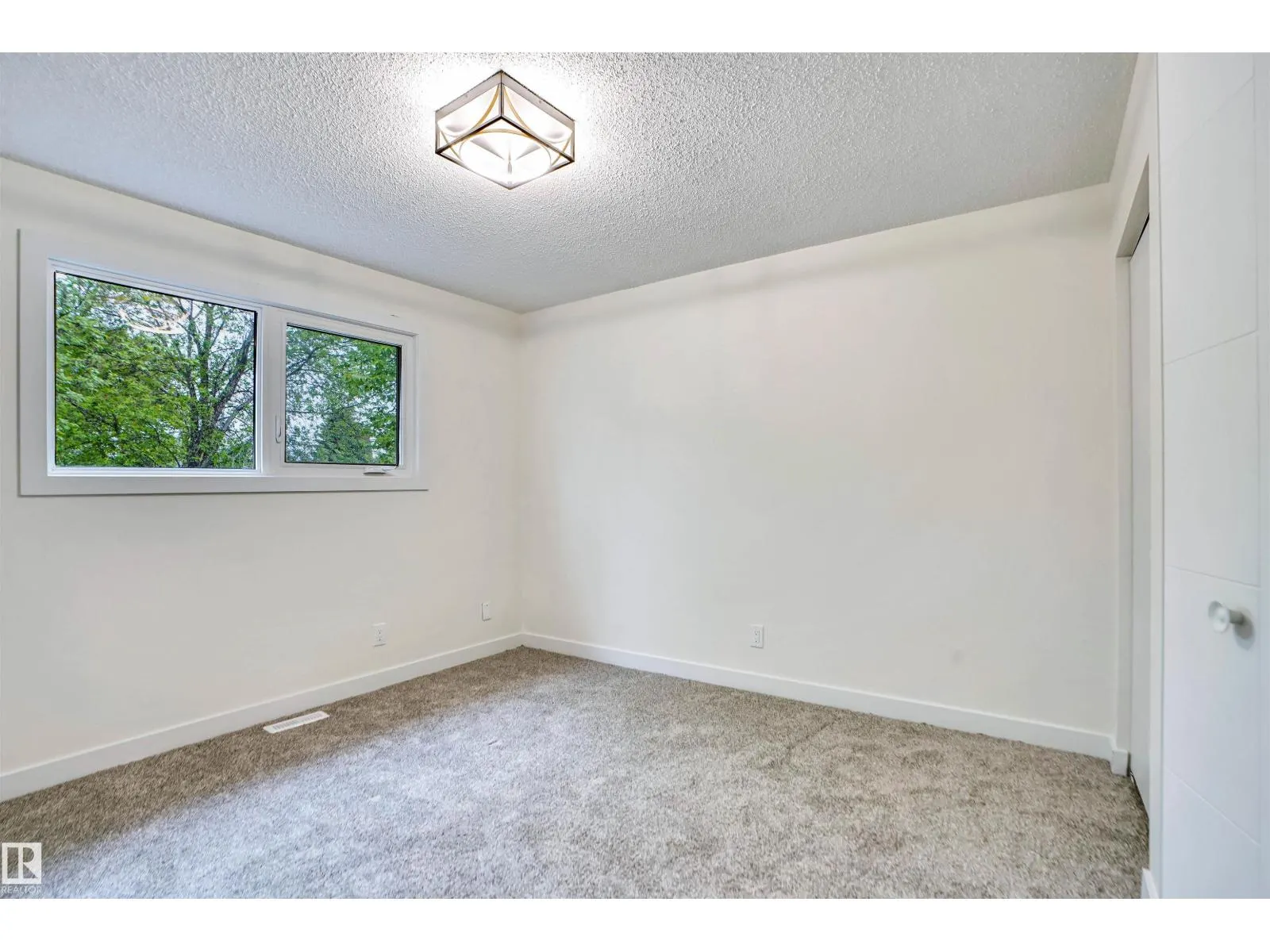 3806 85 ST NW