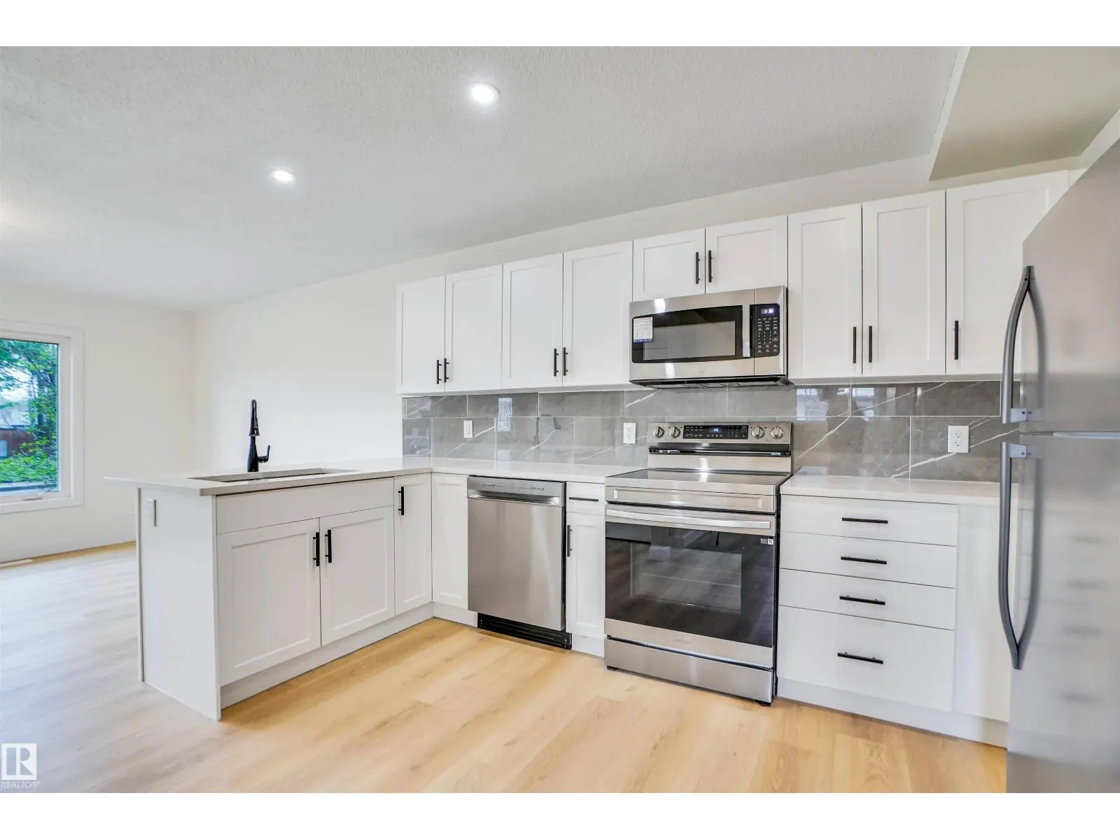 3806 85 ST NW