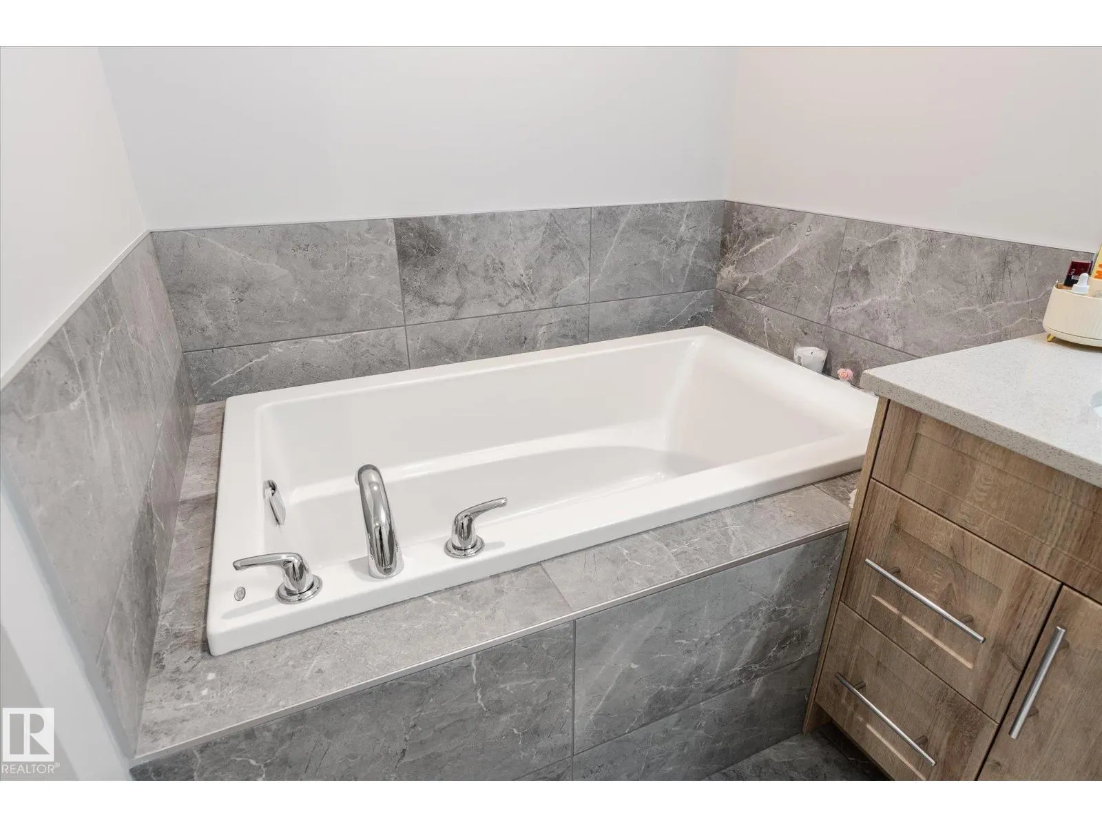 22143 80 AV NW