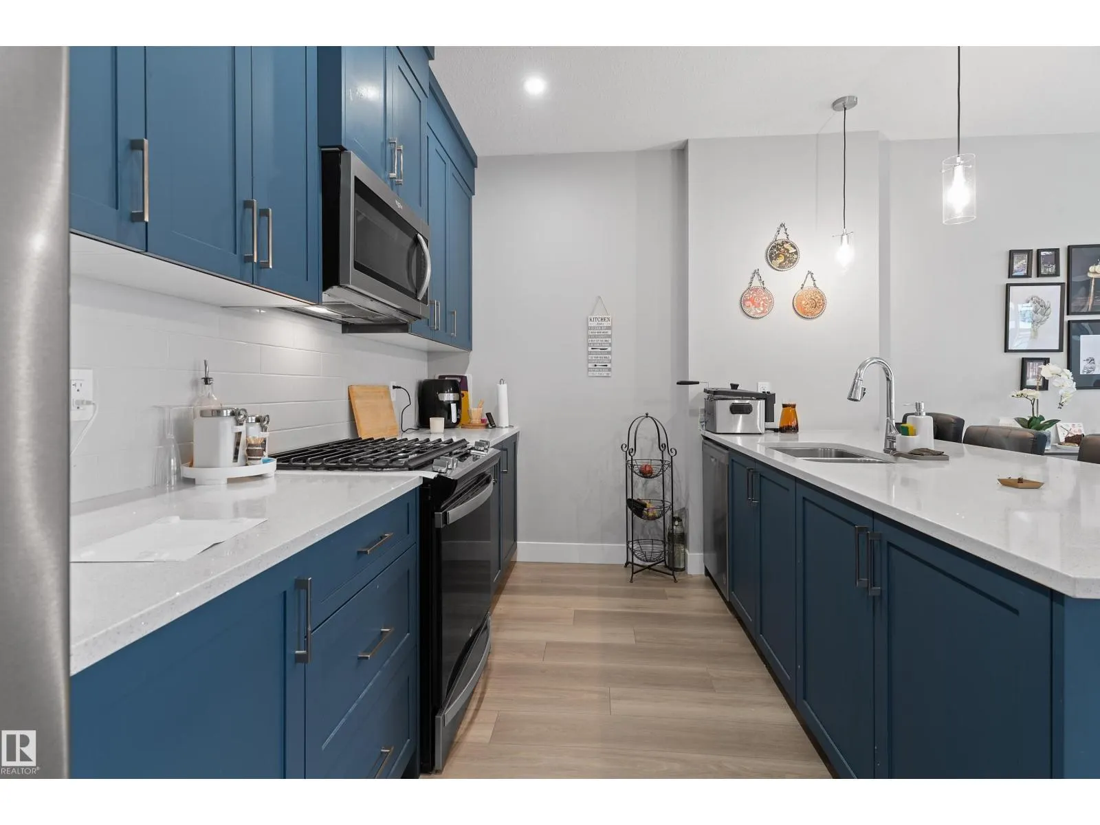 #70 6905 25 AV SW