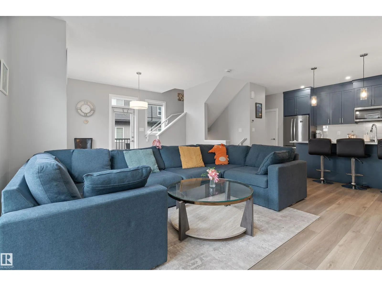 #70 6905 25 AV SW