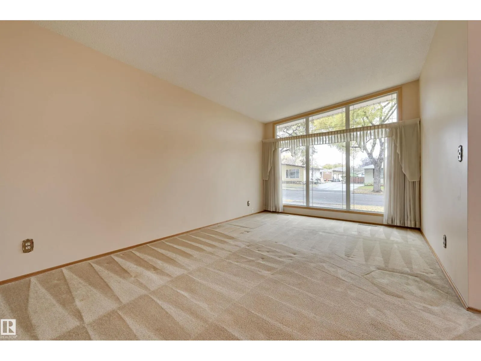 6211 148 AV NW NW