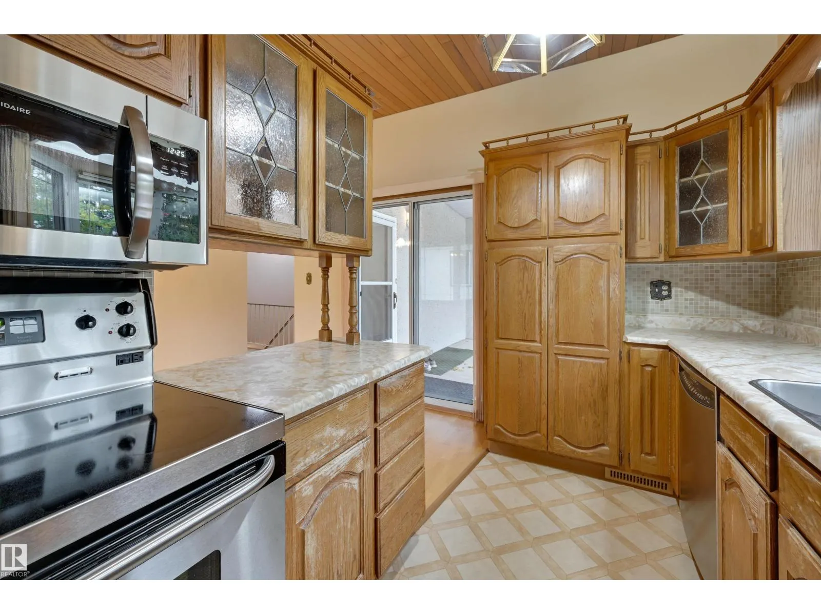 6211 148 AV NW NW