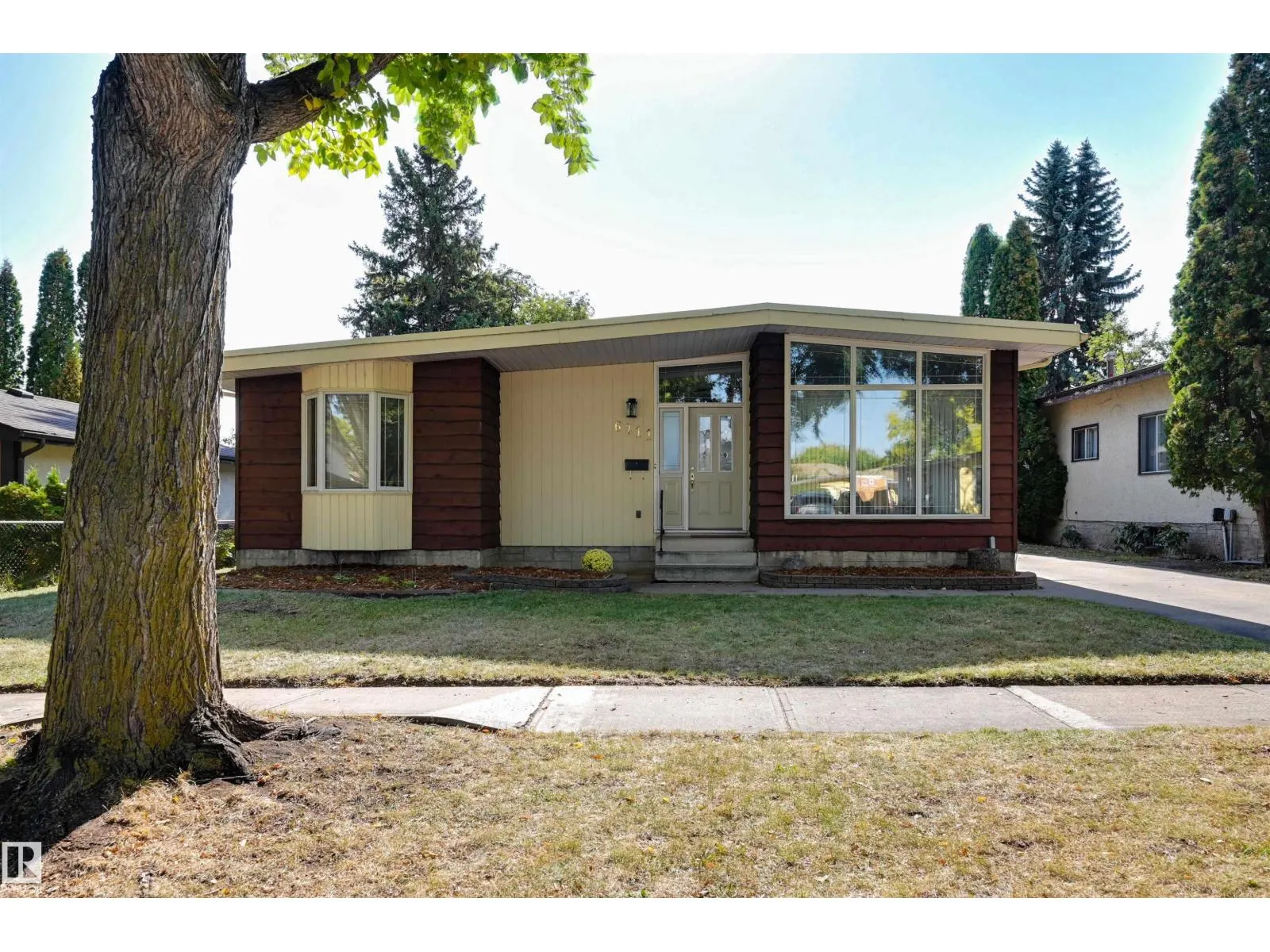 6211 148 AV NW NW